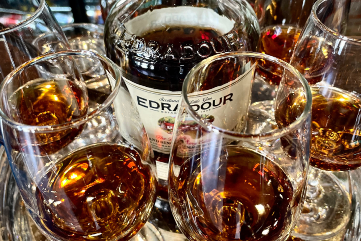 Whisky tasting in Edinburgh! Enjoy single-malt whisky on one of our walking tours. Book your whisky experience in Edinburgh.