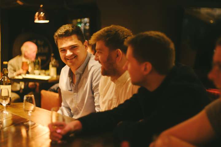 A luxury whisky experience in Edinburgh: Explore top whisky destinations and learn to savour high-end whisky.