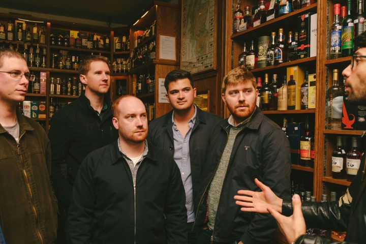 Un grupo de amigos disfrutando de una cata de whisky en Edimburgo