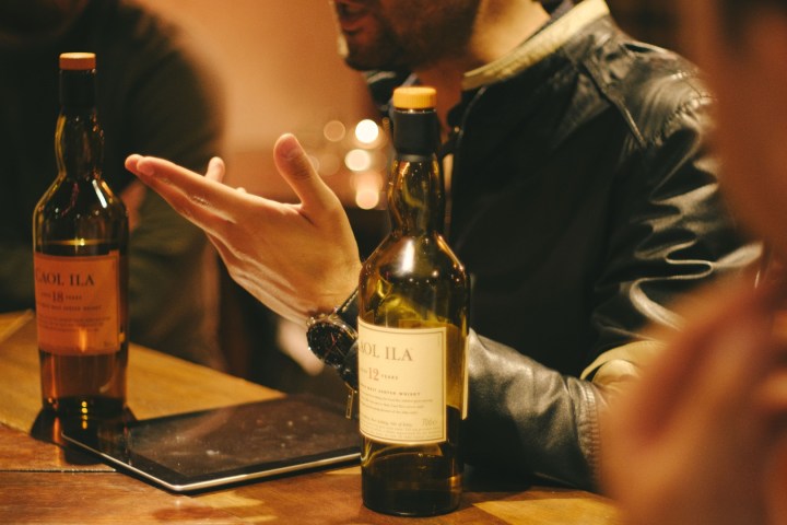 A lively tasting room in Inverness with whisky, food pairings, and a fiddler playing Highland music.