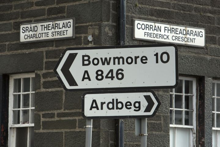 Street signs in English and Gaelic for Charlotte Street and Frederick Crescent, with road directions to Bowmore and Ardbeg.